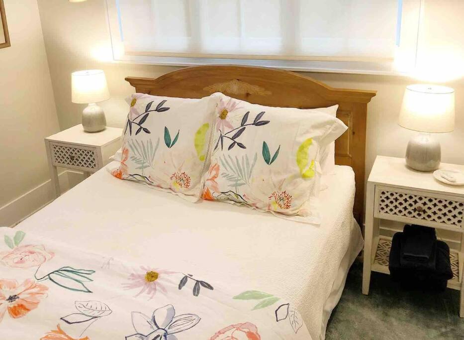 Liz Lane Cottage- Entire Guesthouse チャールストン エクステリア 写真